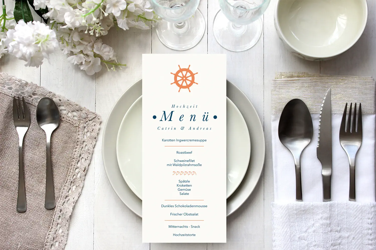 Weiße Menükarte auf einem Teller im Tisch mit Besteck daneben Weiße Menükarte auf einem Teller im Tisch mit Besteck daneben