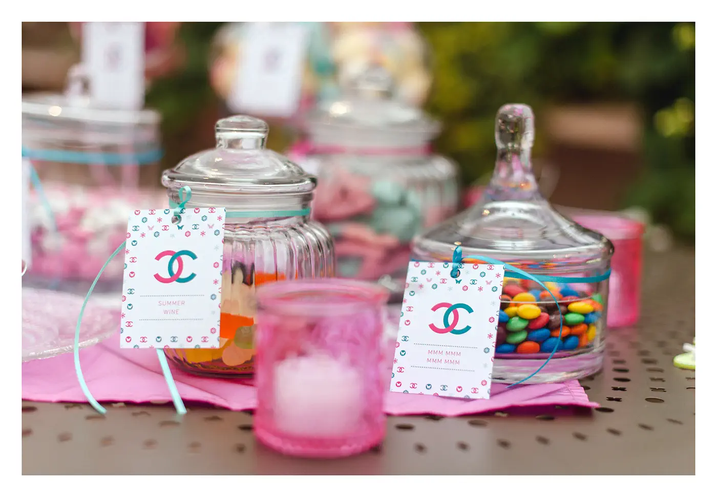 Hochzeitsgeschenke auf einem Tisch