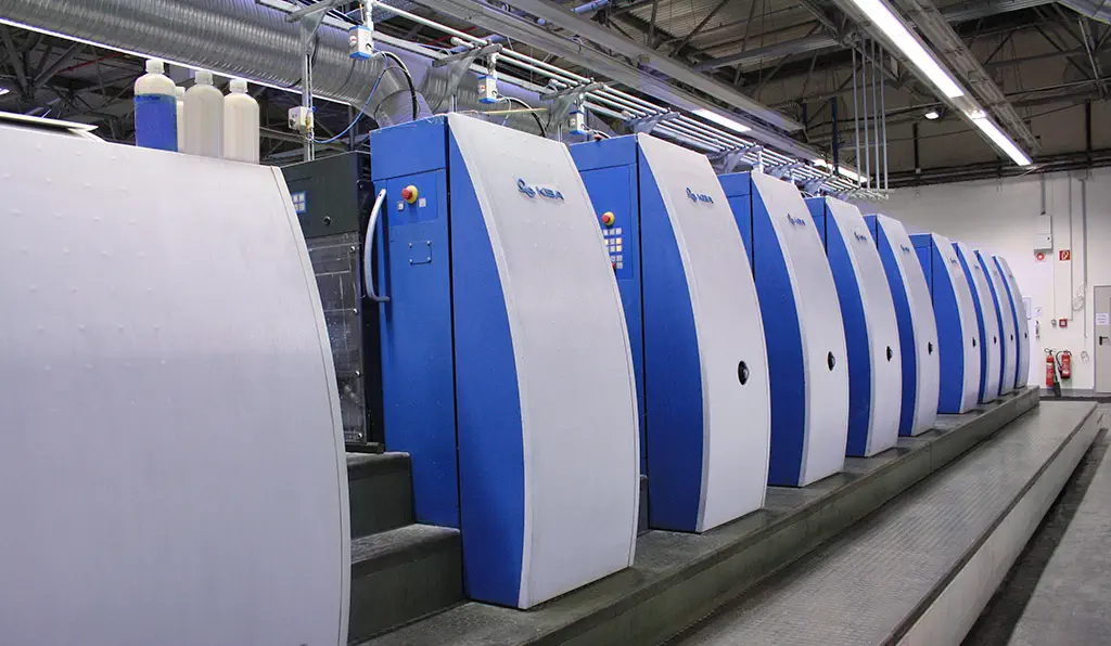 Lackwerk KBA Maschine Lackwerk und Farbwerke einer Offset Druckmaschine