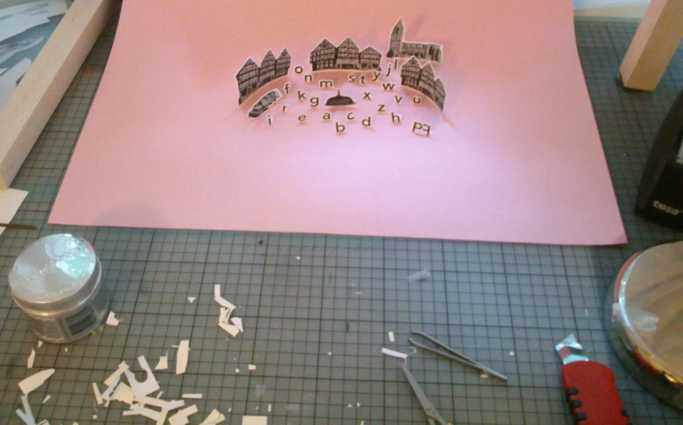 MiriamHorn beiderarbeit 02 Miriam Horn bei der Arbeit auf dem "Basteltisch"