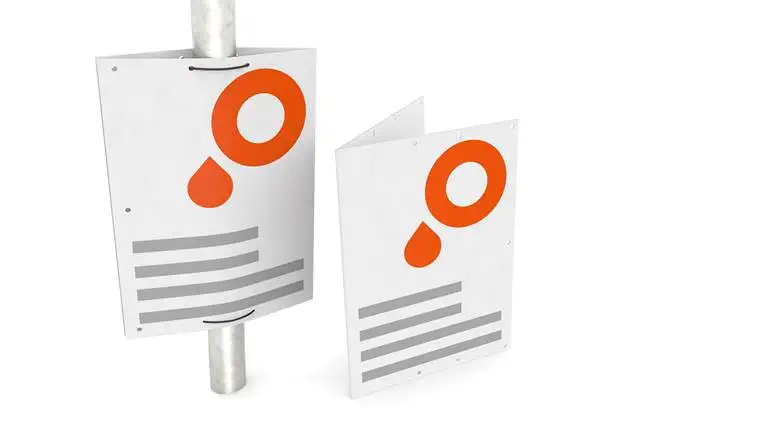 100 Plakate hoch 100 Plakate hoch