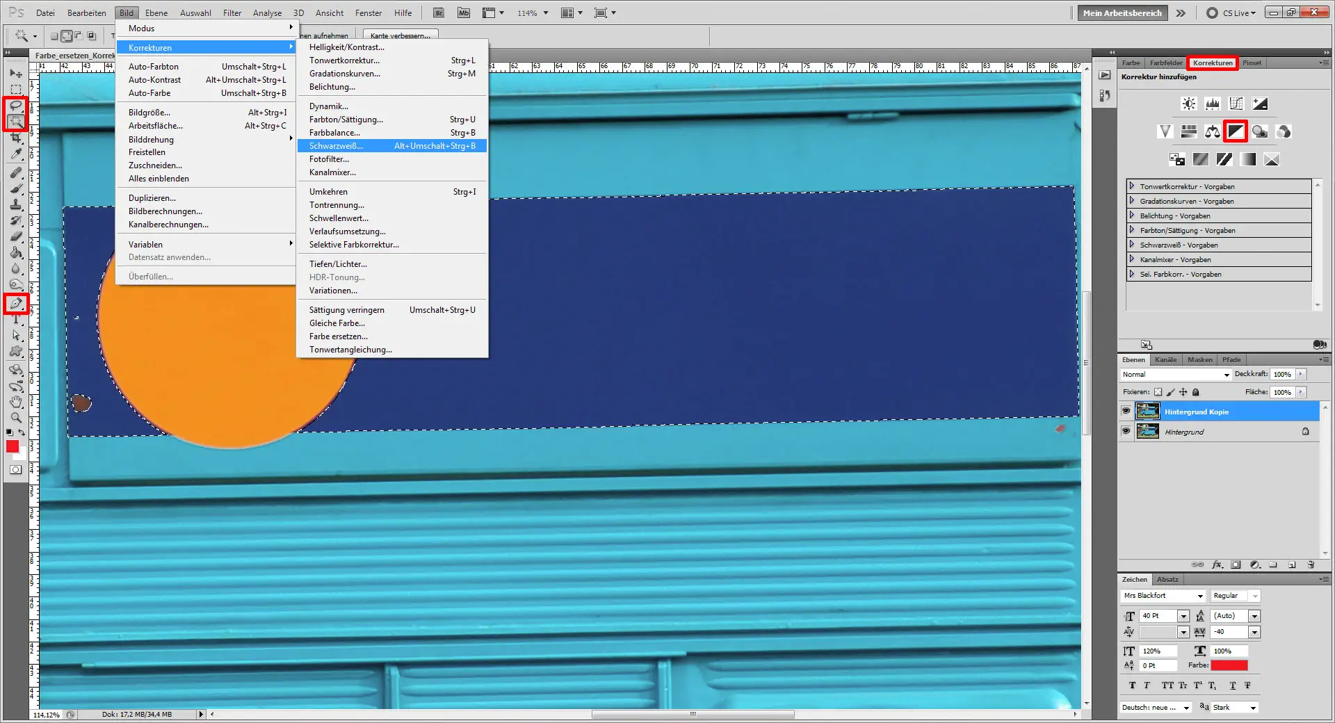 Foto wird in Photoshop bearbeitet. Unter dem Reiter Bild wird Korrekturen ausgewählt und auf schwarzweiß geklickt. 