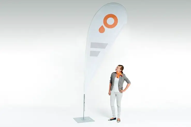 Werbetechnik Beachflags Tropfen Praesentation Werbetechnik – Beachflag in Tropfenform Präsentation